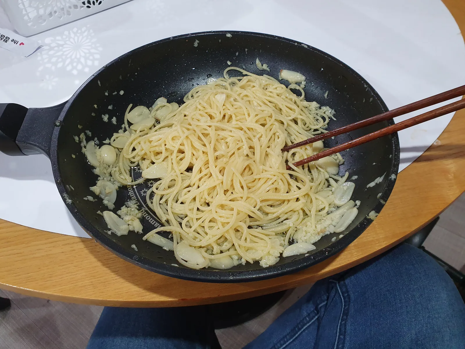 팬에 담긴 알리오 올리오