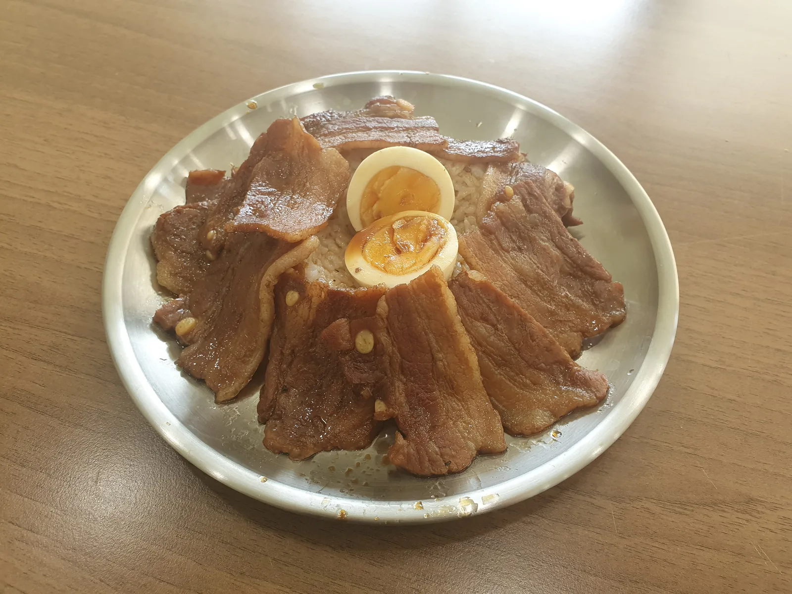 Butadon topped with pork and an egg