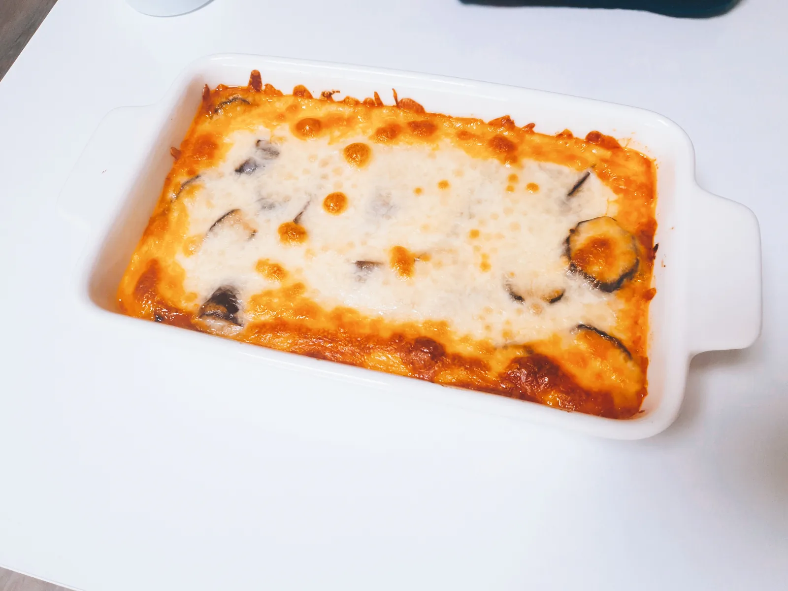 토마토소스와 치즈를 올려 구운 가지