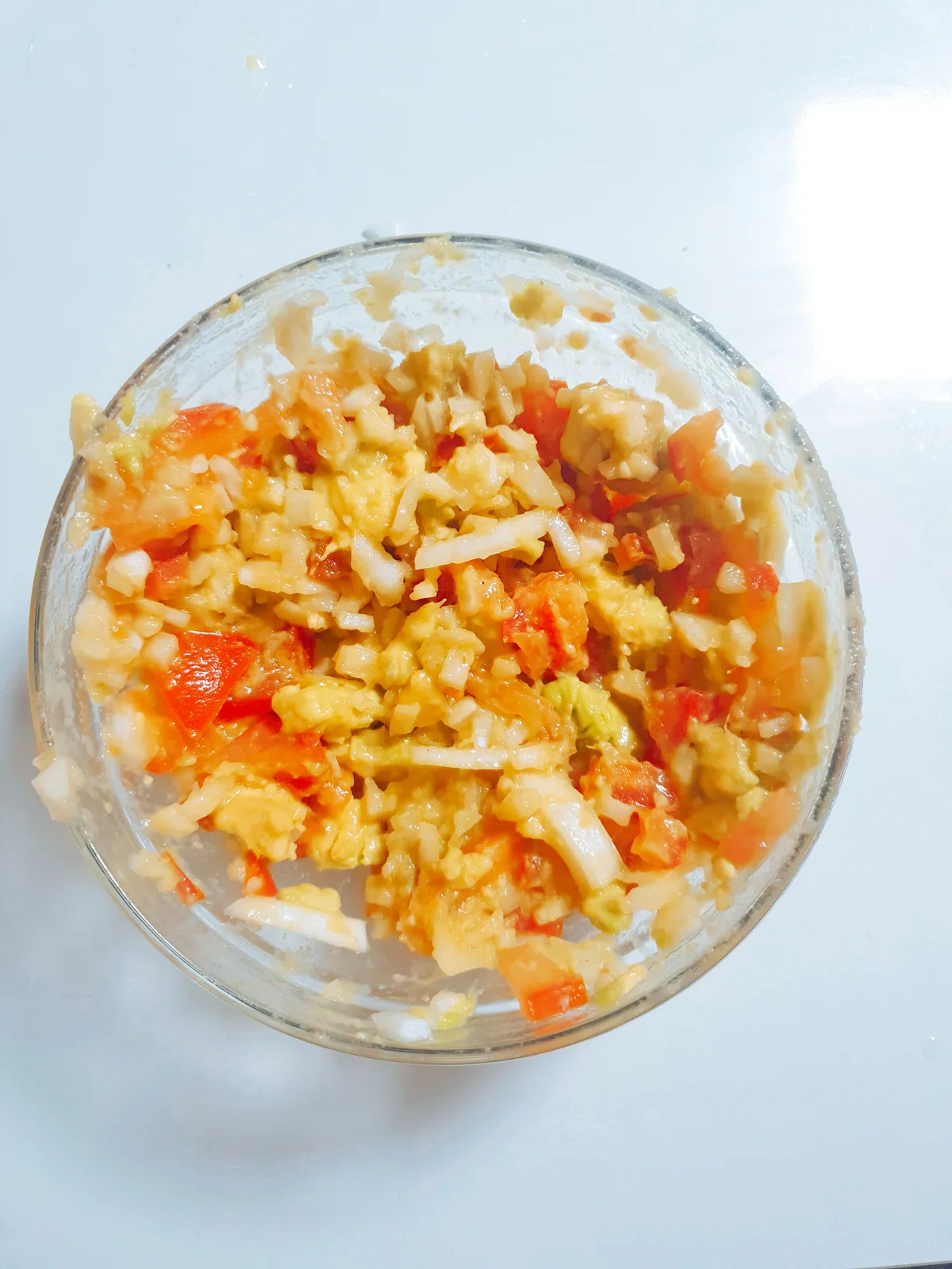 토마토를 넣은 과카몰리