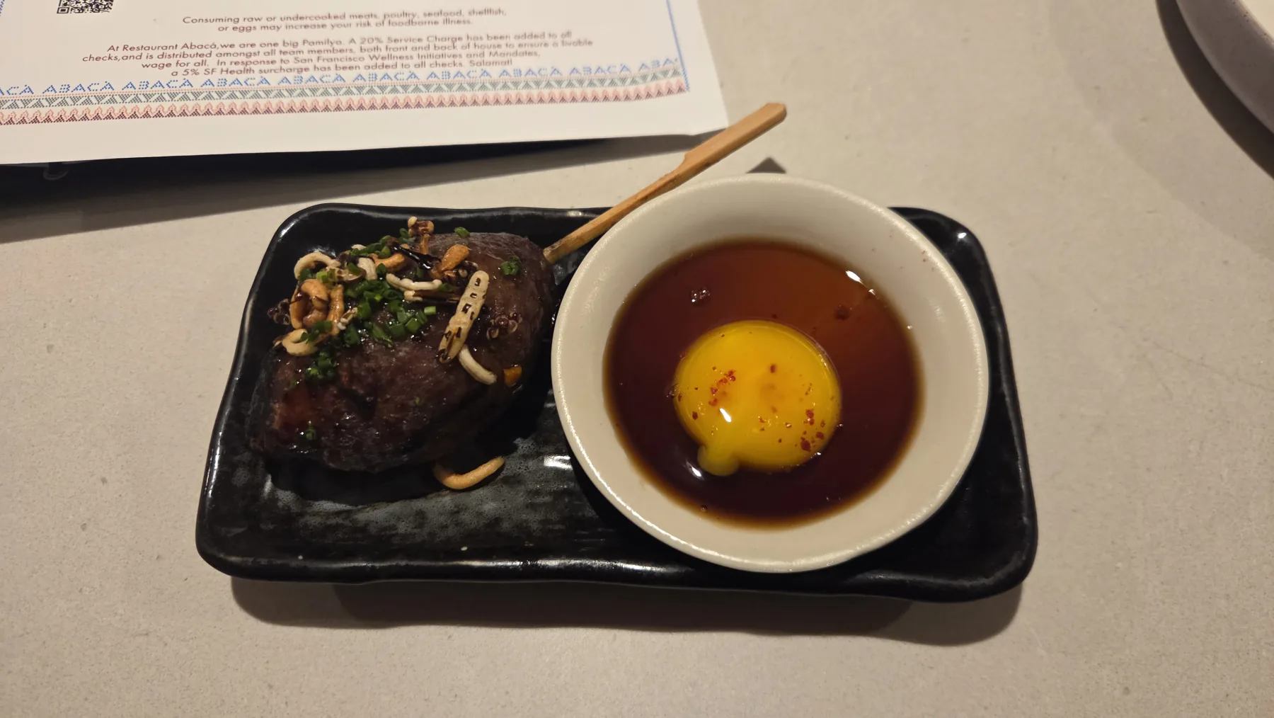 ABACÁ의 꼬치 요리와 노란색 소스
