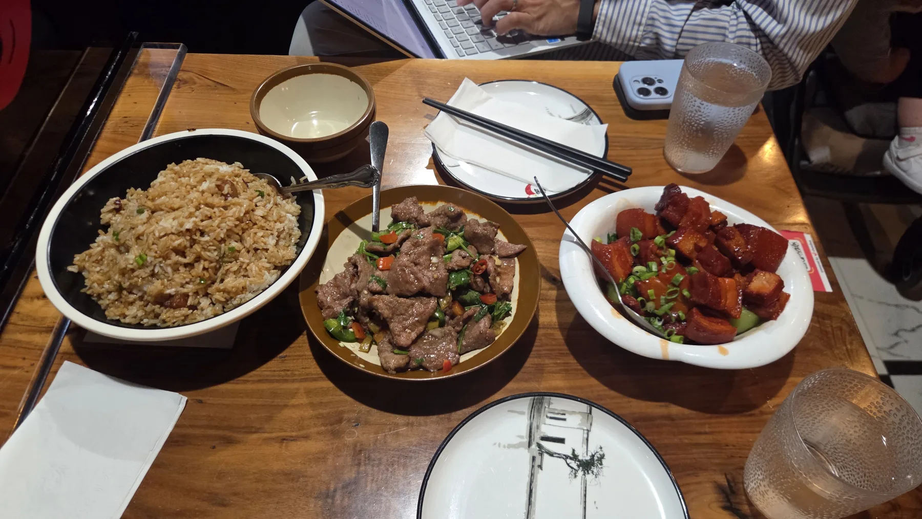 Hunan Cuisine의 볶음밥과 소고기 및 돼지고기 요리
