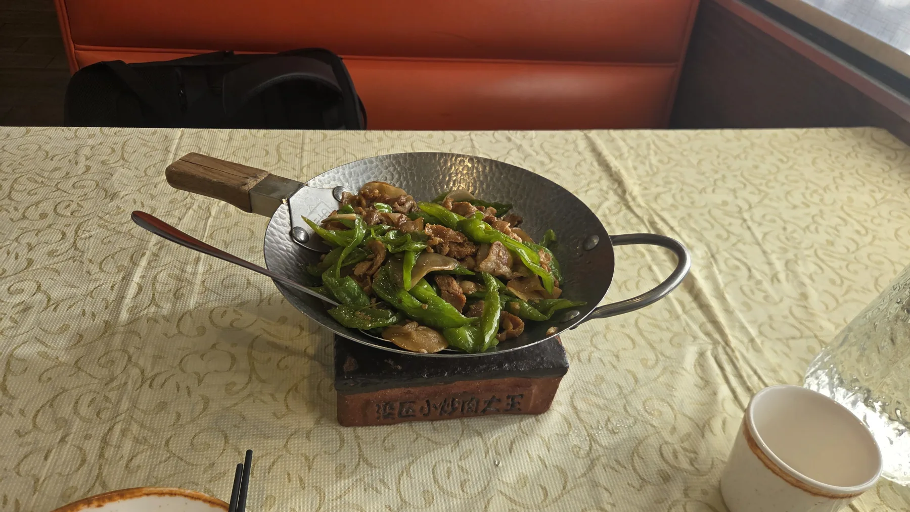 뜨거운 팬에 담긴 Hunan House의 피망 볶음