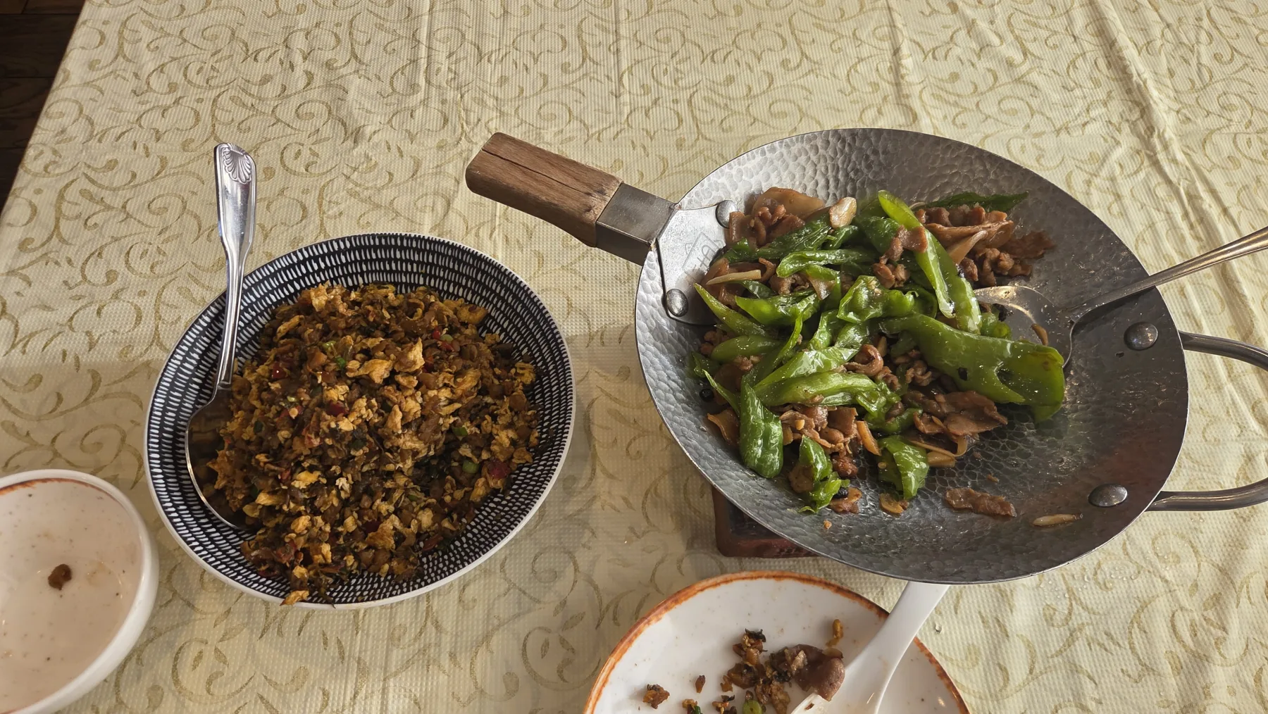 Hunan House의 피망 볶음과 다진 고기 및 달걀 요리