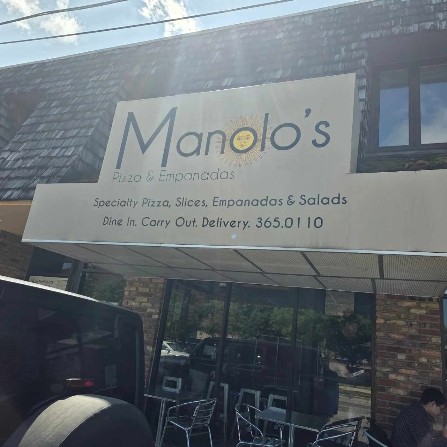 The storefront of Manolo's Pizza and Empanadas