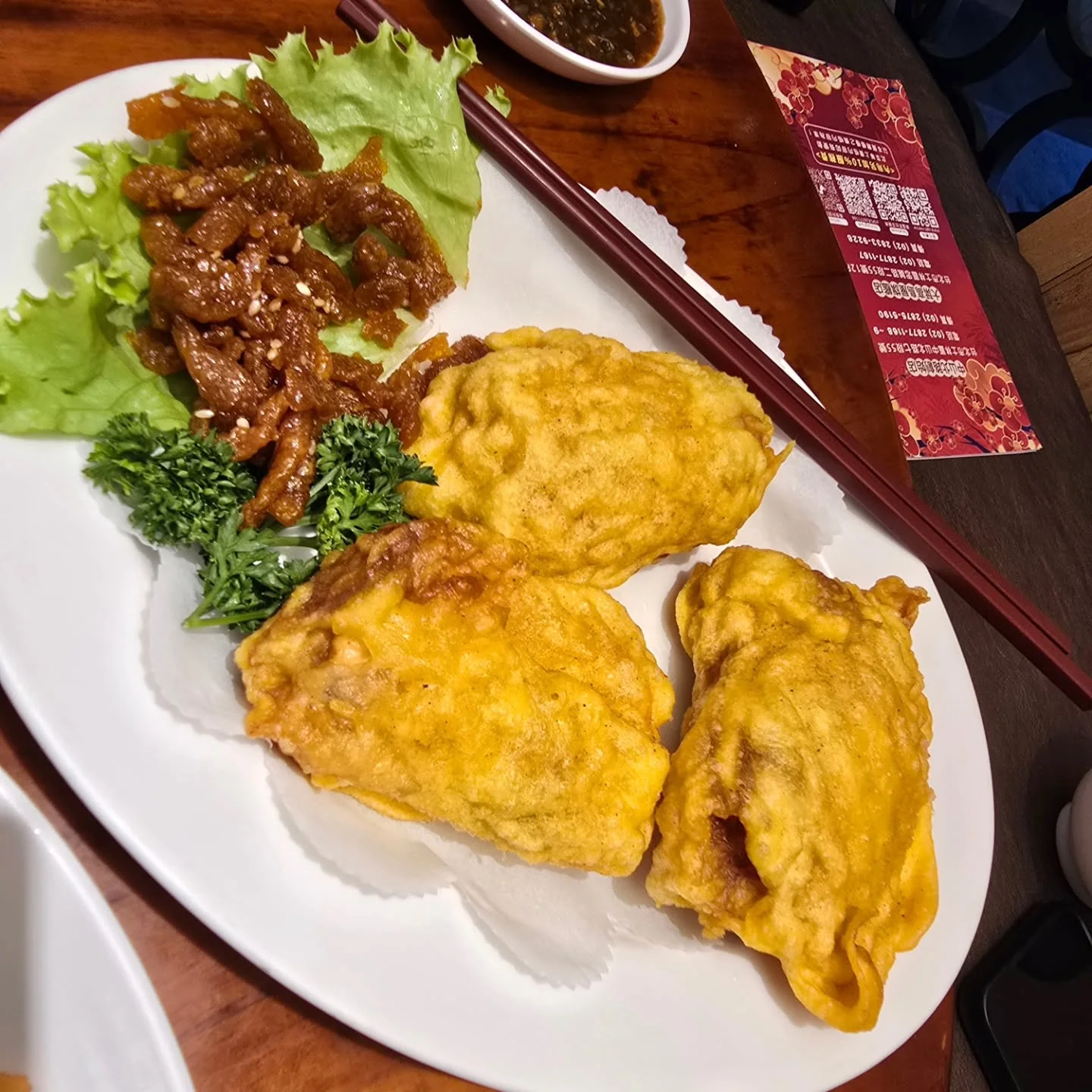 Taiwanese omelette on a white plate